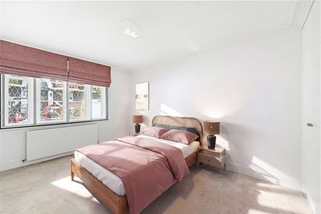 A spacious and well-presented three double bedroom mews house with outdoor space. - Photo 5