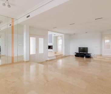 Casa en alquiler en Las Rozas con vistas, piscinas, padel y todas l... - Foto 3
