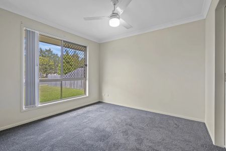 Four bedroom home with air conditioning on large block.. - Photo 4