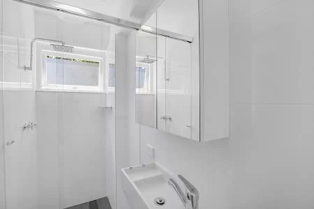 BRIGHT ONE BEDROOM APARTMENT IN EXCELLENT LOCATION - Photo 4