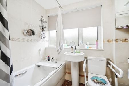 Daimler Avenue, Banbury - Photo 5