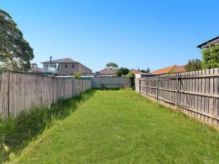 Other (Residential) with 3 bedrooms & 1 bathroom - Photo 5