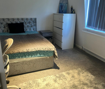 1 bedroom in a house share to rent - Photo 2