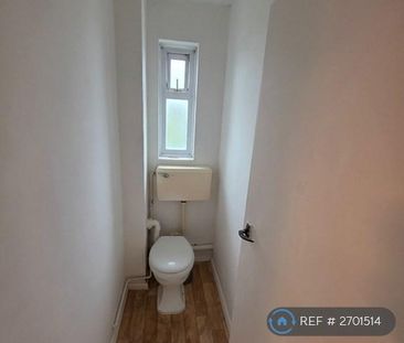 3 bedroom flat to rent - Photo 2