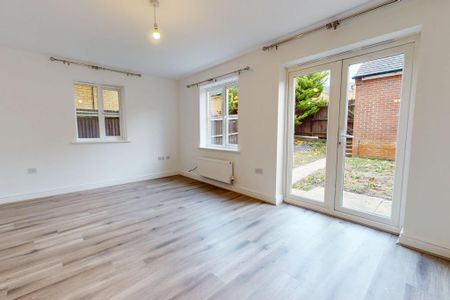 4 bedroom semi-detached house to rent - Photo 5