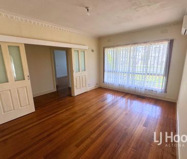 Spacious Family Home in a Prime Location - Photo 2