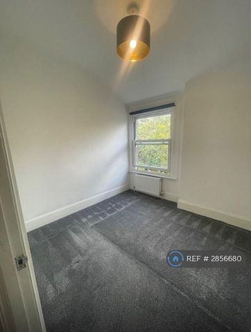 3 bedroom flat to rent - Photo 2