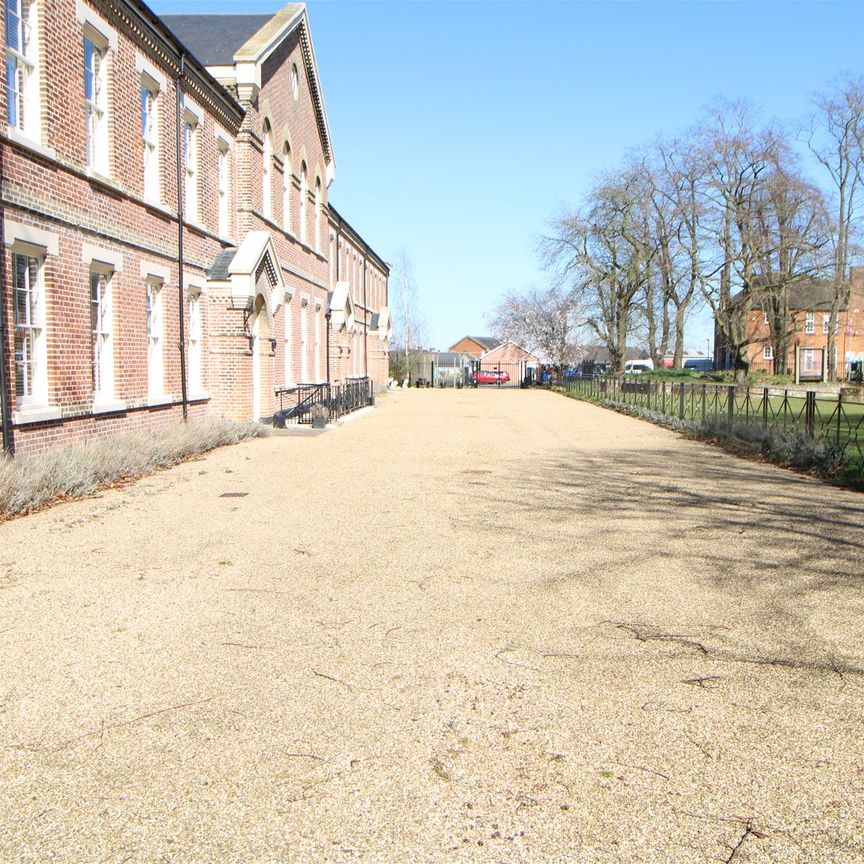 Sergeants Mess, Le Cateau Road, Colchester - Photo 1