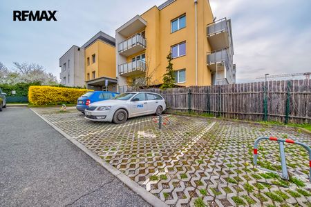 Pronájem bytu 1+kk v osobním vlastnictví 32 m², Praha 10 - Uhříněves - Photo 2