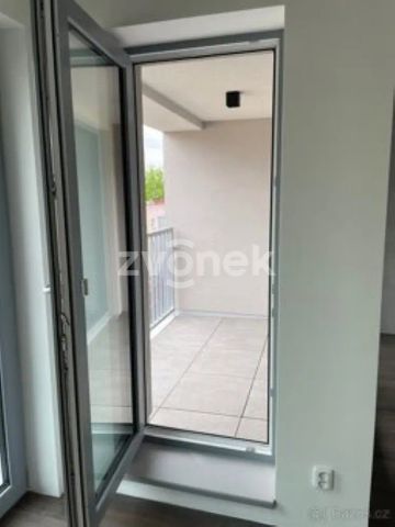 Pronájem luxusního bytu 1+kk s balkonem a možností krytého parkování – Rezidence Sadová, centrum Zlína - Фото 4