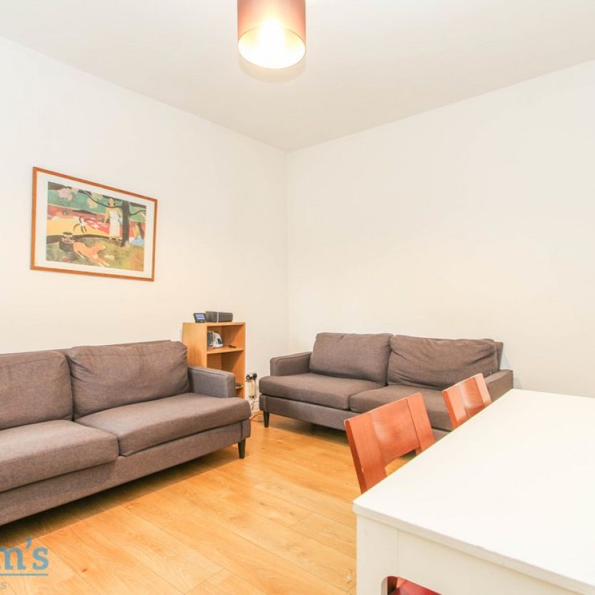 References Pending - 6 bed Semi-Detached House - Photo 1