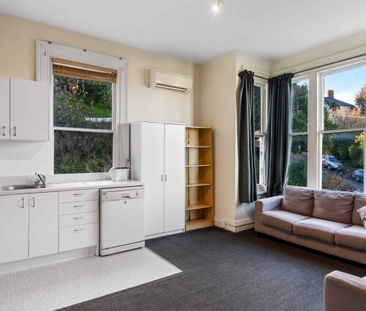 Spacious & Furnished 4-Bedroom Flat - Stunning Views! - Photo 4