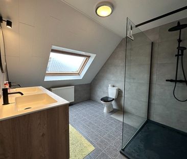 Centraal gelegen, lichtrijke woning met drie slaapkamers en garage - Foto 5