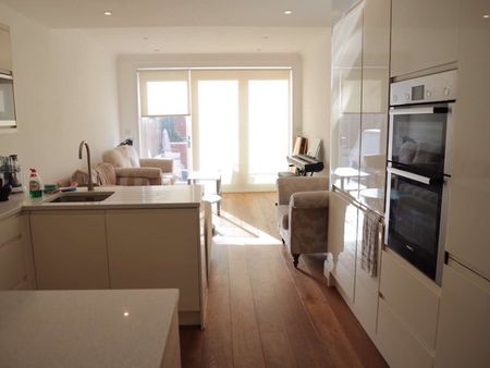 A purpose built 6 bedroom shared home Room 5 - Photo 4