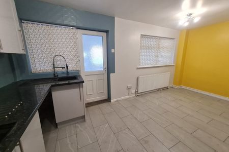 Sycamore Avenue, KNOTTINGLEY - Photo 2