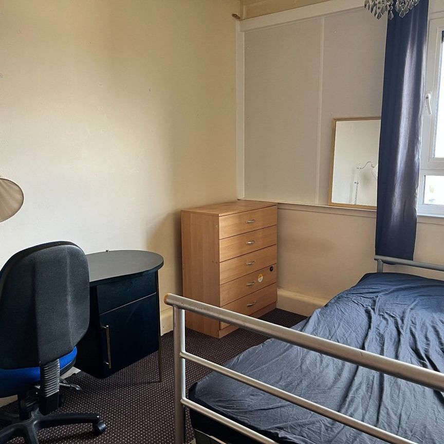Room in a Shared Flat, Duffield Court, M15 - Photo 1