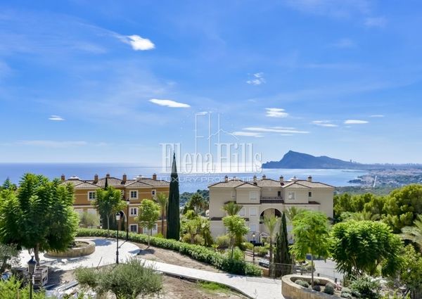 Bungalow with sea views located in the prestigious area of ​​Altea Hills, Altea.