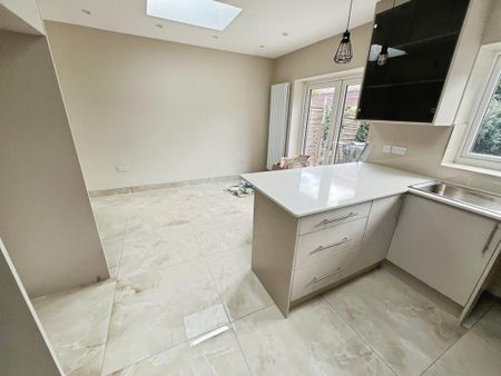 4 bedroom end of terrace house to rent - Photo 4