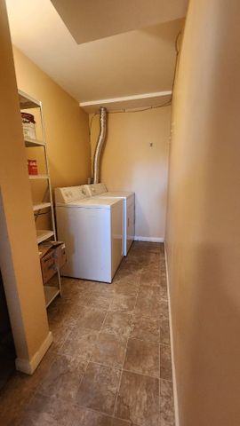 GLenrosa 2 bd, 1 bath walkout basement suite avail now - Photo 5