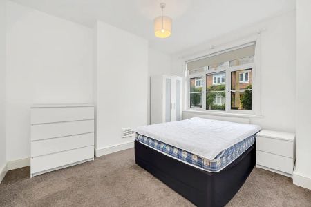 4 bedroom house in London - Photo 4