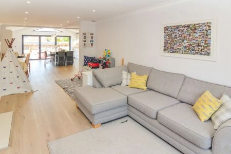 3 bedroom terraced house to rent - Photo 5