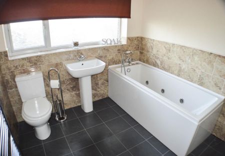 4 bedroom detached house to rent - Photo 4