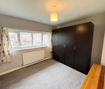 2 bedroom mews to rent - Photo 3