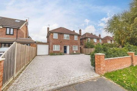 Green Lane, Windsor, SL4 - Photo 2