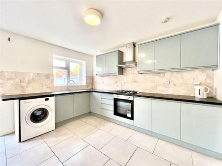 4 bedroom end of terrace house to rent - Photo 3