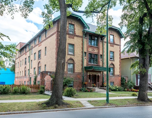 Blackstone Apartments - Photo 1