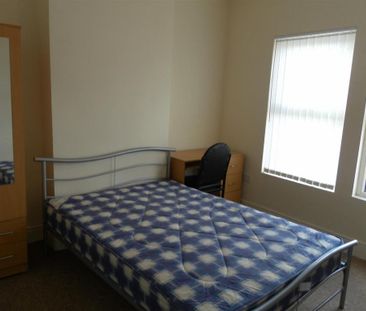 4 bedroom semi-detached house to rent - Photo 4