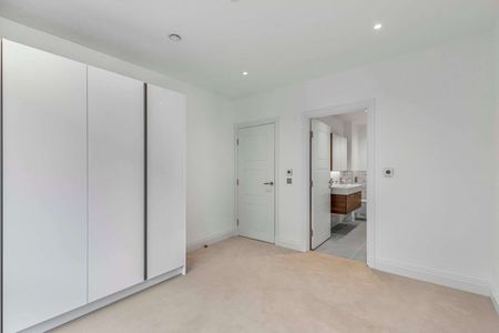 Immaculate three bedroom riverside apartment with balconies and underground parking - Photo 3