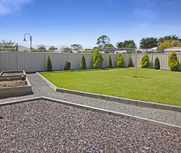 A PERFECT NEAT AND TIDY FAMILY HOME IN PRIME LOCATION - Photo 2