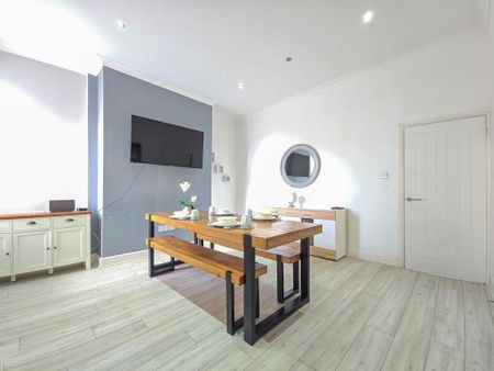 4 bedroom terraced house to rent - Photo 5