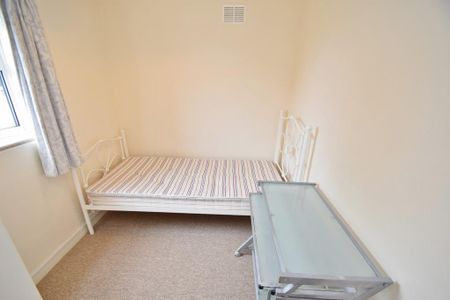 4 bedroom semi-detached house to rent - Photo 4