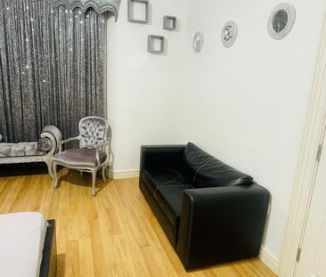 Master bedroom to rent close to seven king station - £900 pcm - Photo 3