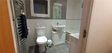 1 bedroom flat in London - Photo 5