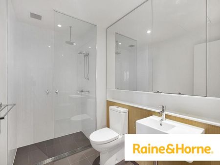 Immaculate Modern Inner City Apartment - Photo 2