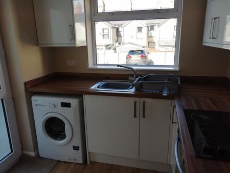 3 bedroom semi-detached house to rent - Photo 2