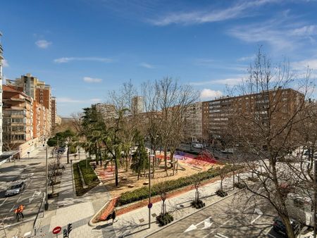 Piso de alquiler en Calle de la Infanta Mercedes, Cuatro Caminos - Azca - Photo 5