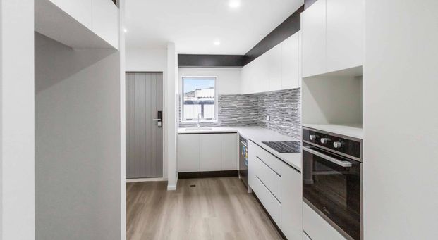 Modern 3 bedroom townhouse with water views in quiet cul-de-sac! - Photo 1