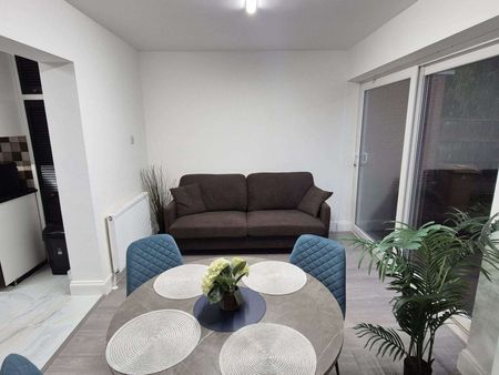 Bell Close Room 6 - Photo 3