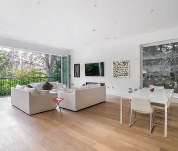 Five Bedroom Family Home with Gated Driveway, moments from Ascot High Street - Photo 6