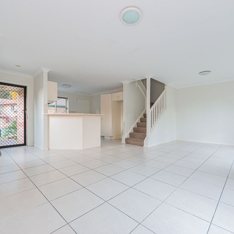 Accross the M1 from Robina Town Centre - Photo 1