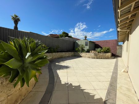 Spacious family living with poolside paradise! - Photo 4