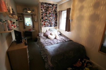 5 Bed - 2 Headingley Crescent, Headingley, Leeds - LS6 3EH - Student - Photo 4