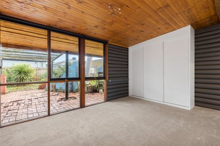 Updated perfectly private log cabin style home - Photo 3