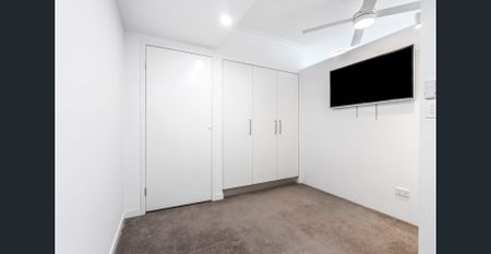 SPACIOUS UNFURNISHED 2 BEDROOM 1 BATHROOM WITH AMAZING CITY VIEWS - Photo 4