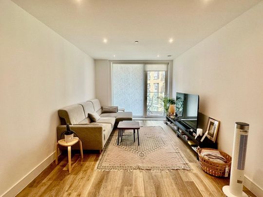 2 Bed Flat, York Road, SW11 - Photo 1