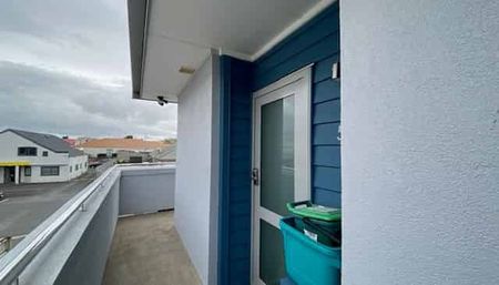 Central Two-Bedroom Unit – Easy City Living - Photo 4